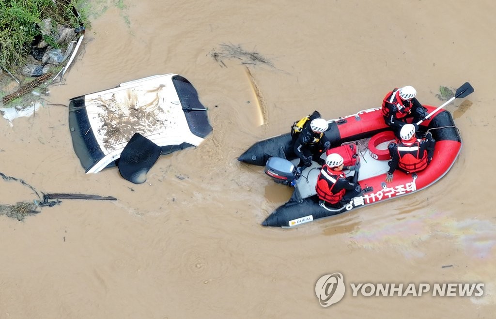 충주 달천서 "사람 떠내려가는 것 같다" 신고…소방, …