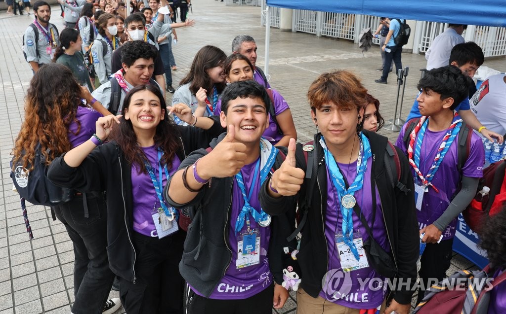 11일 마포구 상암동 서울월드컵경기장 인근에서 2023 새만금 세계스카우트잼버리에 참가한 대원들이 폐영식과 K팝 슈퍼 라이브 콘서트를 보기 위해 경기장으로 향하고 있다. / 연합뉴스