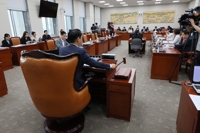 국회 교육위 소위, 교권보호 법안 의결…"학교장이 민원 담당"