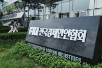  전경련 복귀 수순 밟는 4대 그룹, 정경유착 고리 끊을 자신 있나