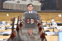  경기 우려에 금리 동결하면서도 추가 인상 가능성 열어둔 한은