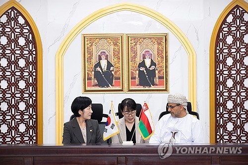 كوريا الجنوبية توقع مذكرة تفاهم للتعاون في الحياد الكربوني والصناعة الخضراء مع سلطنة عمان