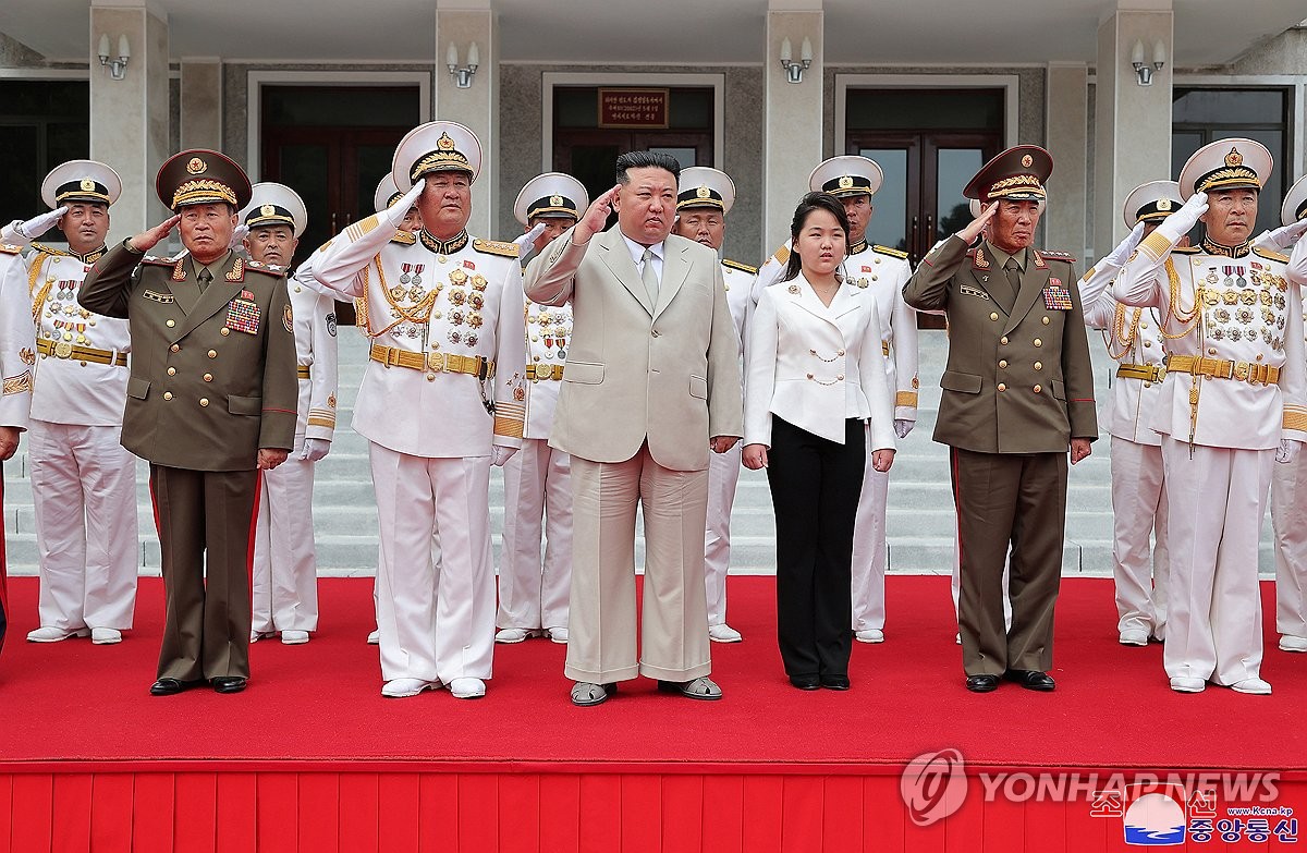 김정은, 딸 주애와 해군사령부 방문…"불의의 충돌서도 적 제압"