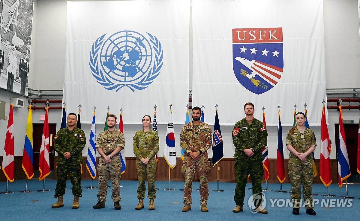 Esta fotografía de archivo, tomada el 30 de agosto de 2023, muestra tropas de refuerzo de los estados miembros del Comando de las Naciones Unidas posando para una fotografía en Camp Humphreys, una guarnición militar estadounidense en Pyeongtaek, 60 kilómetros al sur de Seúl.  (Foto de la piscina) (Yonhap)