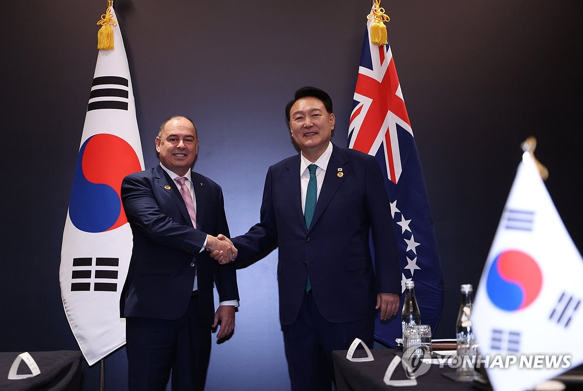 El presidente surcoreano, Yoon Suk Yeol (dcha.), estrecha la mano de su homólogo de las Islas Cook, Mark Brown, el 6 de septiembre de 2023, durante su encuentro para una reunión bilateral, en un hotel de Yakarta, en Indonesia.