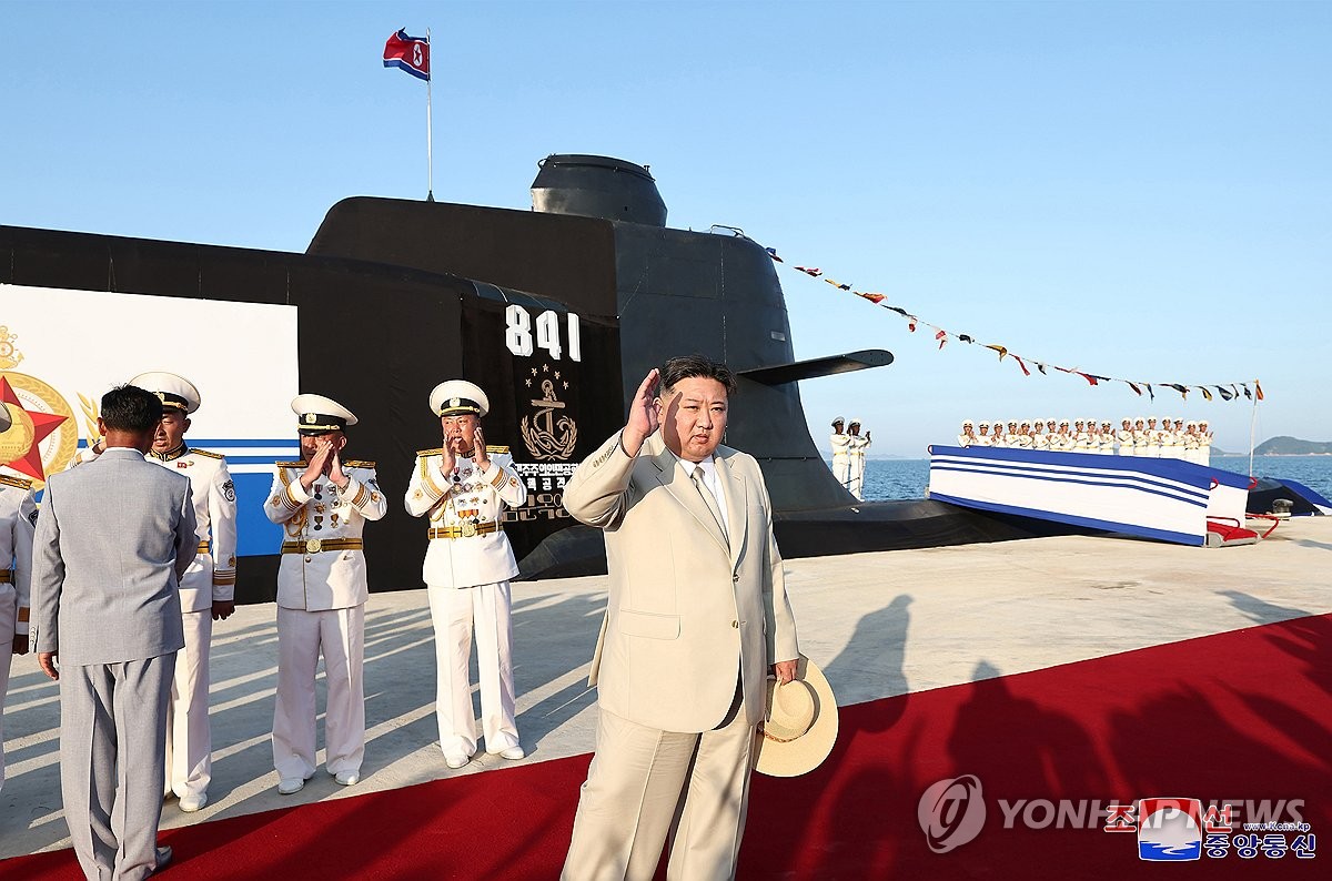 북 "첫 전술핵공격잠수함 건조"…김정은 진수식 참석