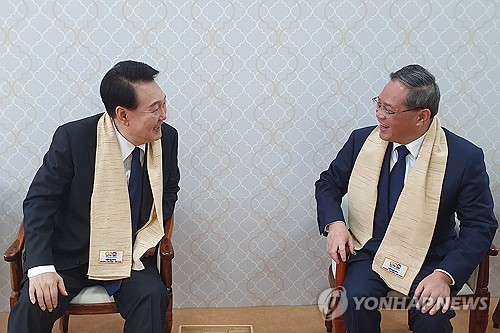 Yoon et le Premier ministre chinois s'entretiennent brièvement à New Dehli