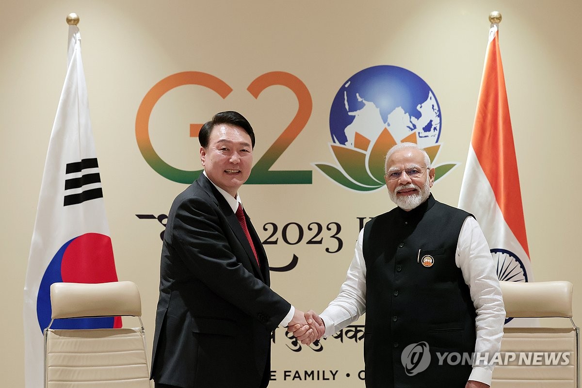 El presidente Yoon Suk Yeol (izq.) le da la mano al primer ministro indio, Narendra Modi, mientras mantienen conversaciones al margen de la cumbre del G20 en Nueva Delhi el 10 de septiembre de 2023. (Foto de la piscina) (Yonhap)