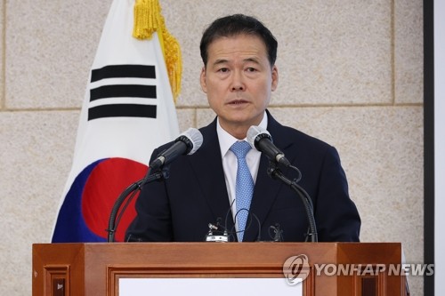 Unification minister 'strongly' urges N. Korea to respond to dialogue offer over separated families