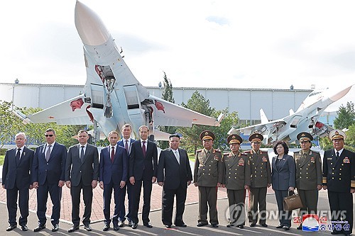 러시아 전투기 생산 공장 방문 김정은과 수행단
