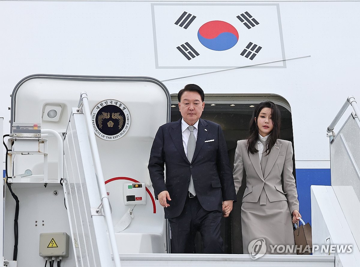 El presidente surcoreano, Yoon Suk Yeol (izda.), y la primera dama, Kim Keon Hee, desembarcan del avión presidencial, el 18 de septiembre de 2023 (hora local), tras llegar a Nueva York para asistir a la Asamblea General de la ONU.