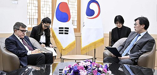 Seoul's Vice Foreign Minister Chang Ho-jin (R) speaks with Russian Ambassador Andrey Kulik (L) in Seoul on Sept. 19, 2023, in this photo released by the Ministry of Foreign Affairs. (PHOTO NOT FOR SALE) (Yonhap)