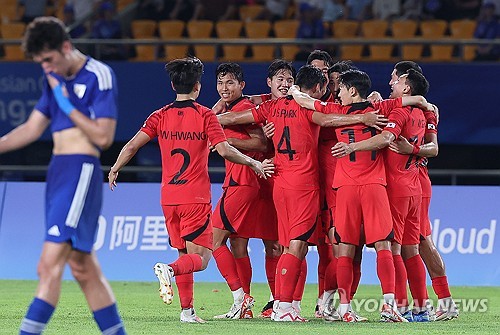 得点後、喜び合う韓国の選手たち＝１９日、金華（聯合ニュース）