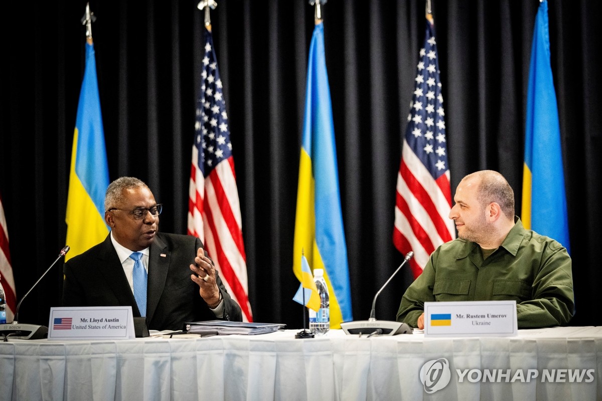 우크라 방위 연락 그룹 회의 참석한 미국·우크라 국방장관