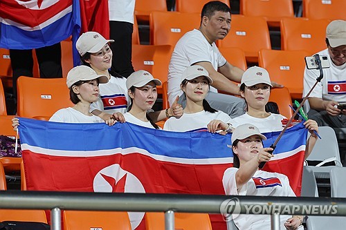 셀피 찍는 북한 응원단