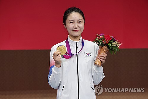 펜싱 최인정, 송세라와 연장 끝에 여자 에페 개인전 우승 