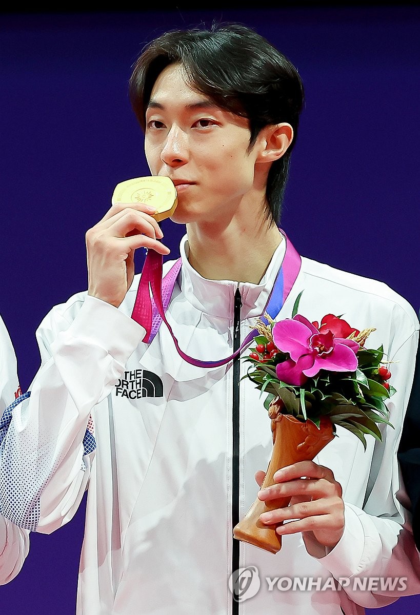 한국 장준이 2023년 9월 25일 중국 항저우 린안체육문화전시센터에서 열린 아시안게임 태권도 남자 -58kg급 경기에서 금메달을 획득한 뒤 기뻐하고 있다.(연합)
