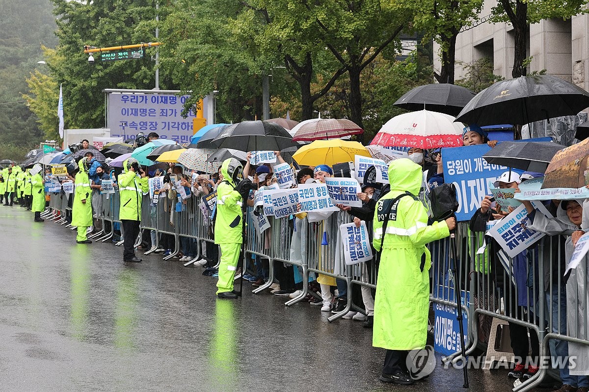 李在明氏の支持者が地裁前で集会