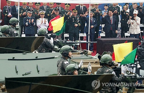 Yoon en el desfile por el Día de las Fuerzas Armadas