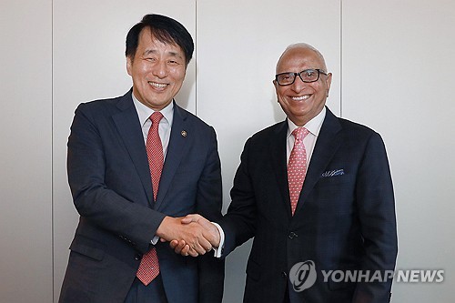 El viceministro de Industria con el presidente de SEMI