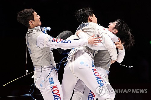 كوريا الجنوبية تفوز بالميدالية الذهبية في منافسات المبارزة لفرقة الرجال