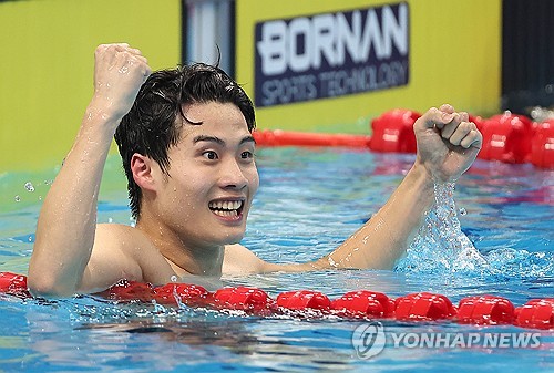 فوز السباح «هوانغ سون-وو» بالميدالية الذهبة في سباق 200 متر للسباحة للحرة