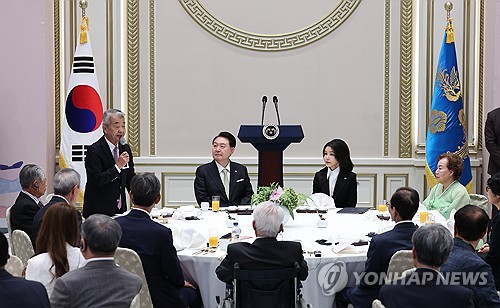 Yoon meets with Korean atomic bombing victims