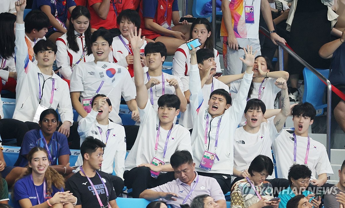 김우민 응원하는 수영대표팀