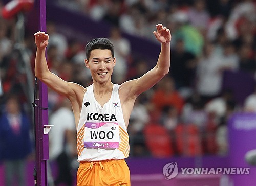 فوز لاعب الوثب العالي وو سانغ-هيوك بالميدالية الفضية في هانغتشو