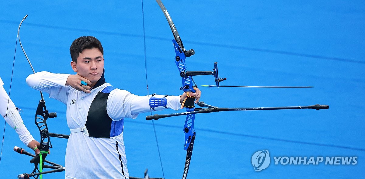 South Korea's Kim Je-deok competes in the final of the men's team recurve archery event at Fuyang Yinhu Sports Centre in Hangzhou, China, during the 19th Asian Games on Oct. 6, 2023. (Yonhap)