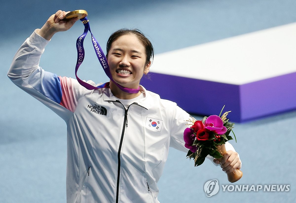 한국 배드민턴 선수 안시영이 2023년 10월 7일 중국 항저우 핑양 체육관에서 열린 아시안게임 여자 단식 금메달을 축하하고 있다.(연합뉴스)