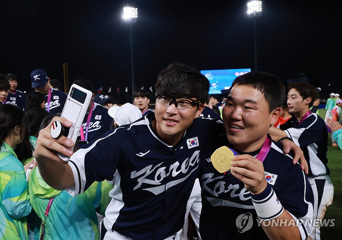 박세웅, 불펜 포수 권누리 목에 금메달