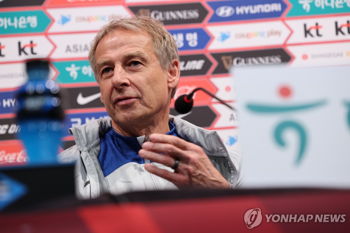 위르겐 클린스만 한국 남자축구대표팀 감독이 2023년 10월 12일 경기도 파주 국가축구센터에서 기자회견을 하고 있다.  (연합)