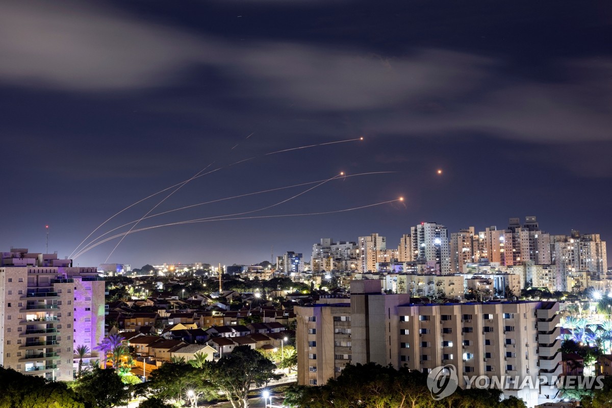 가자지구발 로켓 요격하는 이스라엘의 아이언돔