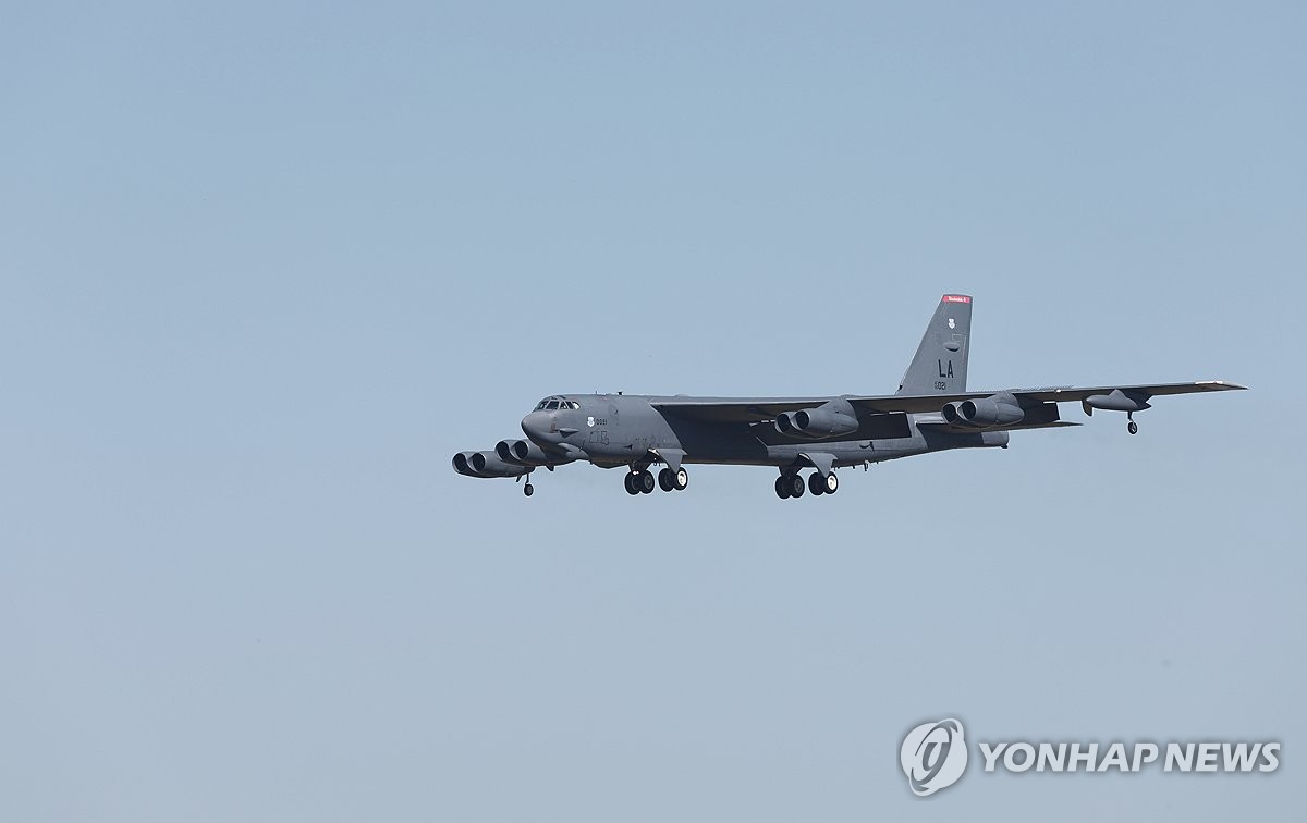 (LEAD) Des exercices aériens conjoints avec des bombardiers américains B52H audessus de la mer