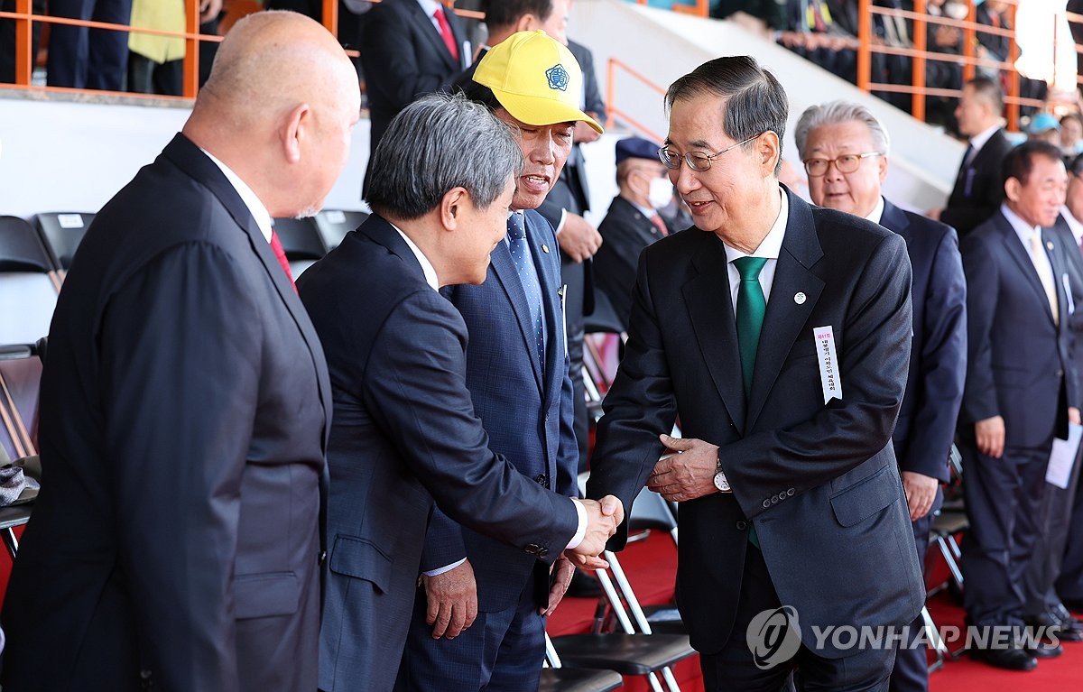 인사하는 한덕수 국무총리