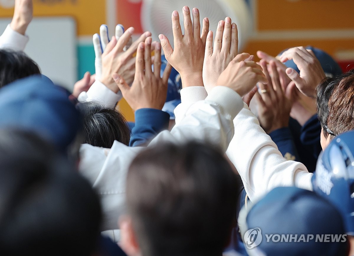 팀동료와 환호하는 김성욱