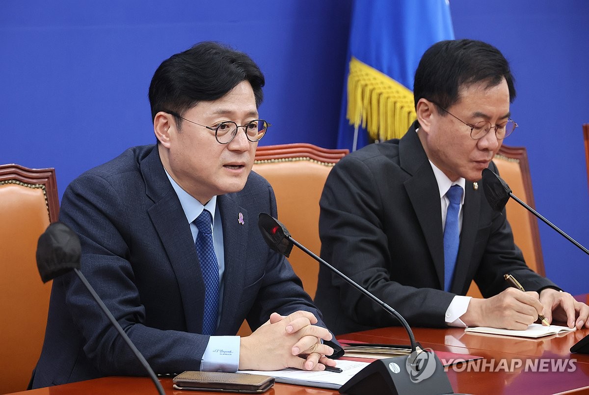 Rep. Hong Ihk-pyo (L), the Democratic Party's floor leader, briefs reporters on President Yoon Suk Yeol's budget address at the National Assembly in Seoul on Oct. 31, 2023. (Yonhap)