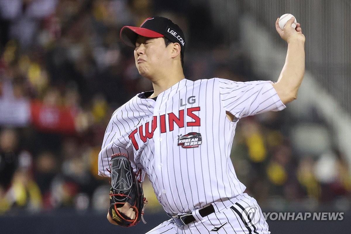 In this file photo from Nov. 13, 2023, LG Twins reliever Ham Deok-ju pitches against the KT Wiz during Game 5 of the Korean Series at Jamsil Baseball Stadium in Seoul. (Yonhap)