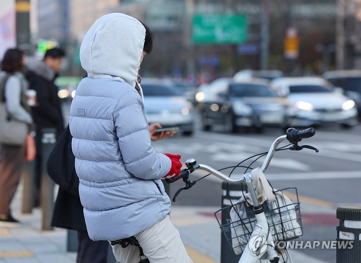 추위에 장갑 필수 / 연합뉴스