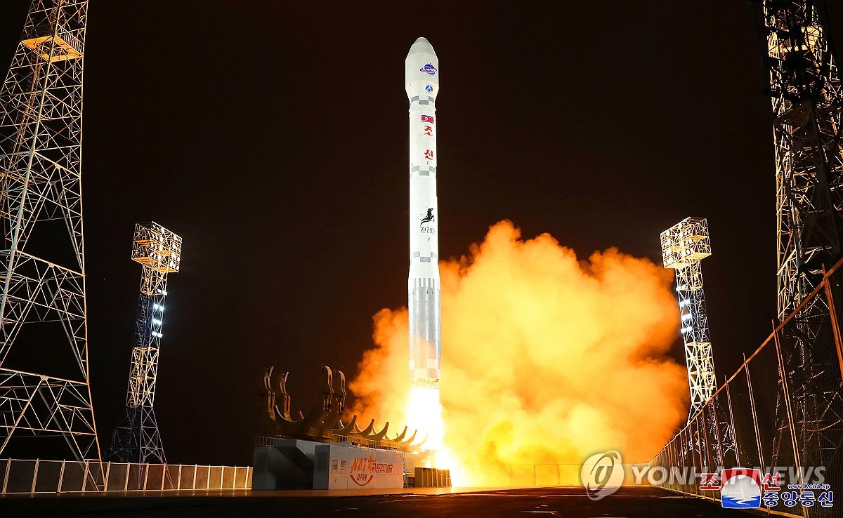 Un nuevo tipo de cohete Chollima-1 que transporta un satélite de reconocimiento llamado Malligyong-1 despega de la plataforma de lanzamiento en el sitio de lanzamiento de satélites Sohae en Tongchang-ri, en el noroeste de Corea del Norte, a las 10:42 pm del 21 de noviembre de 2023. en esta foto publicada al día siguiente por la Agencia Central de Noticias Coreana oficial del Norte.  Corea del Norte dijo que colocó con éxito el satélite espía en órbita y lanzará varios satélites más. "en un corto lapso de tiempo" para asegurar sus capacidades de reconocimiento contra Corea del Sur.  (Para uso únicamente en la República de Corea. Sin redistribución) (Yonhap)