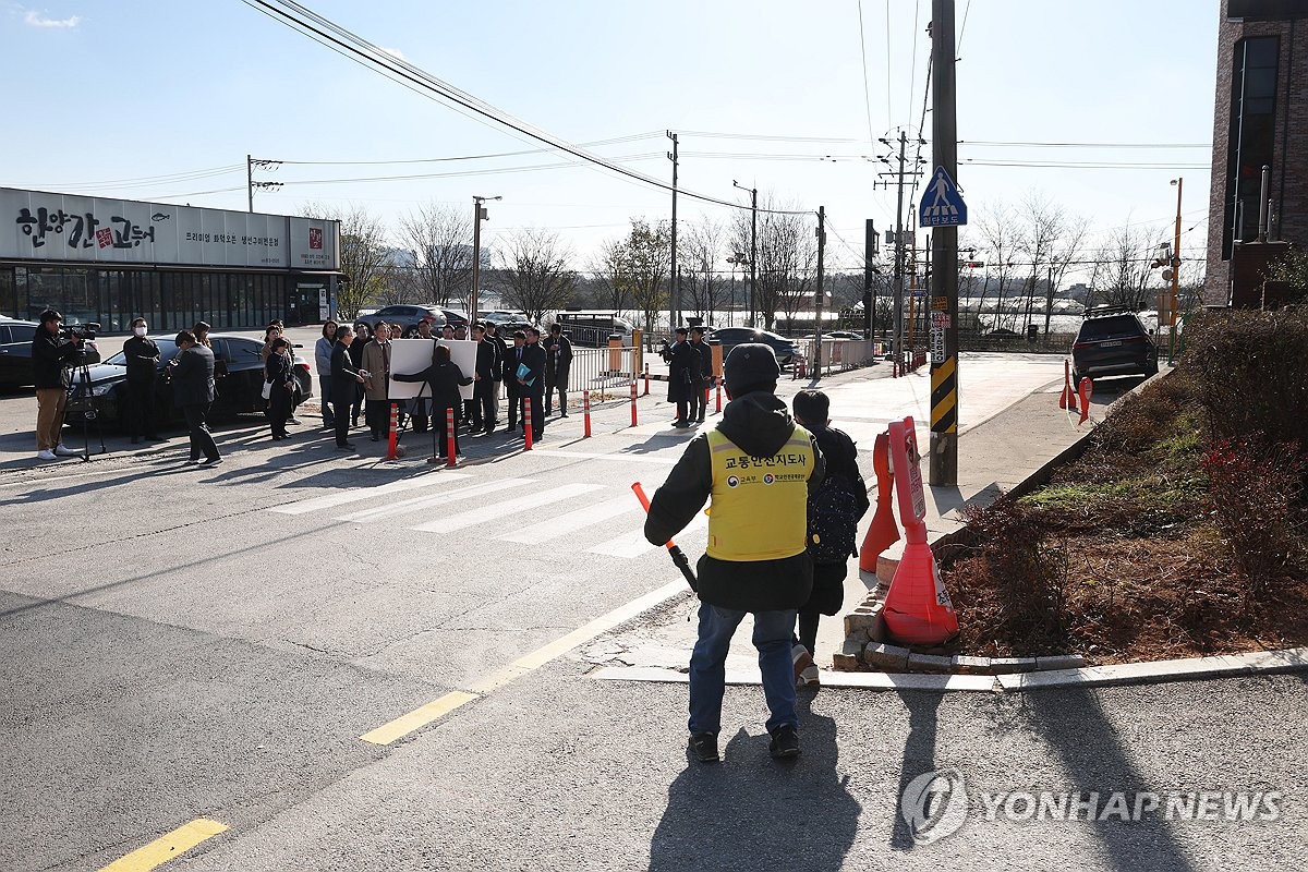 보도가 없는 덕이초등학교 앞 통학로 [연합뉴스 자료사진]