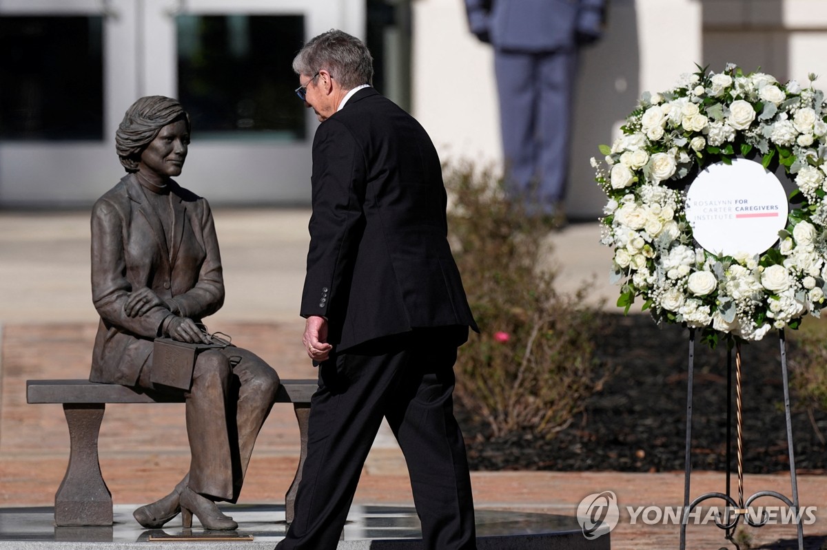 로절린 여사 동상 앞에 멈춰 선 카터 전 美 대통령 장남