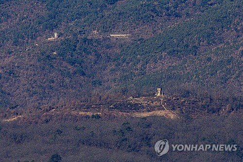 다수의 북한군, 9일 작업하다 군사분계선 침범…"경고사격에 북상"