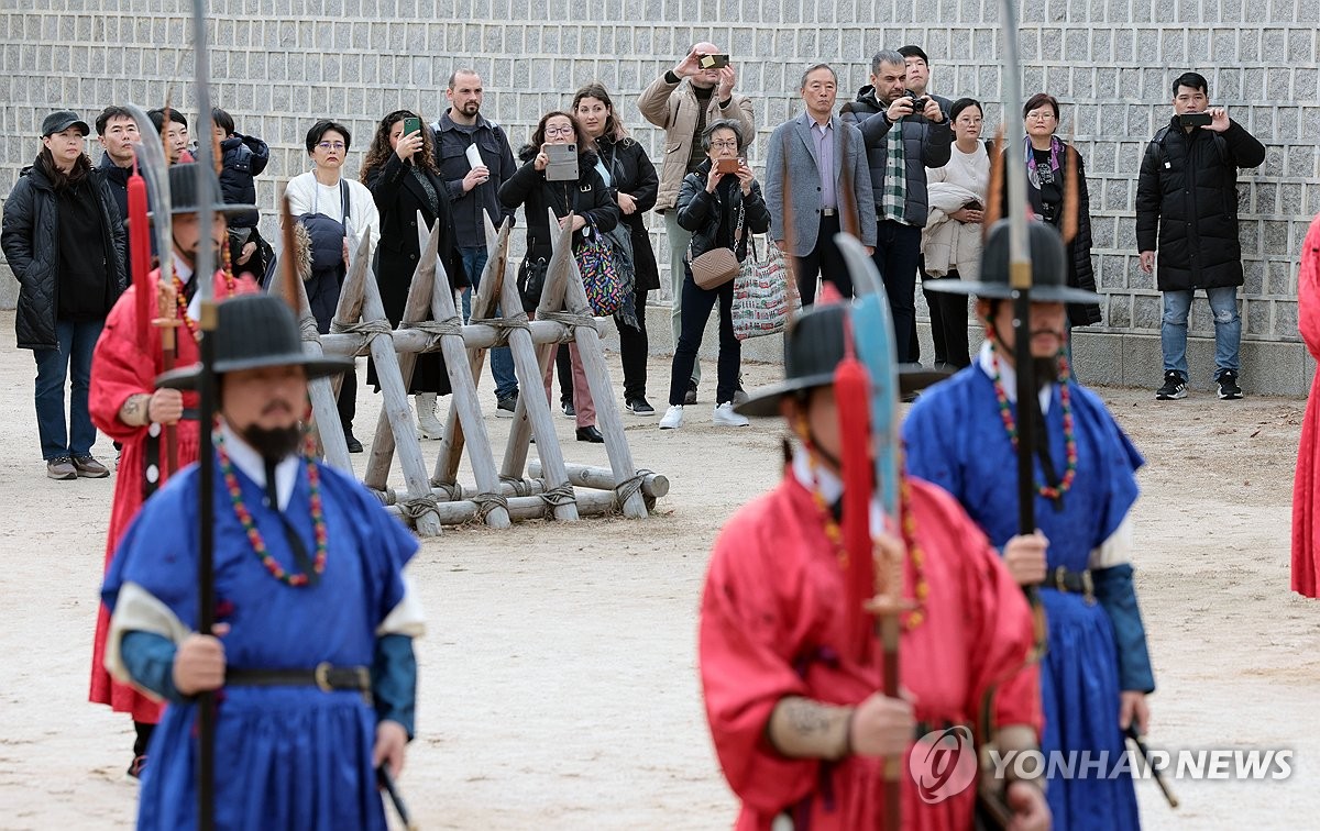 '내년 외국인 관광객 목표는 2천만명 이상'