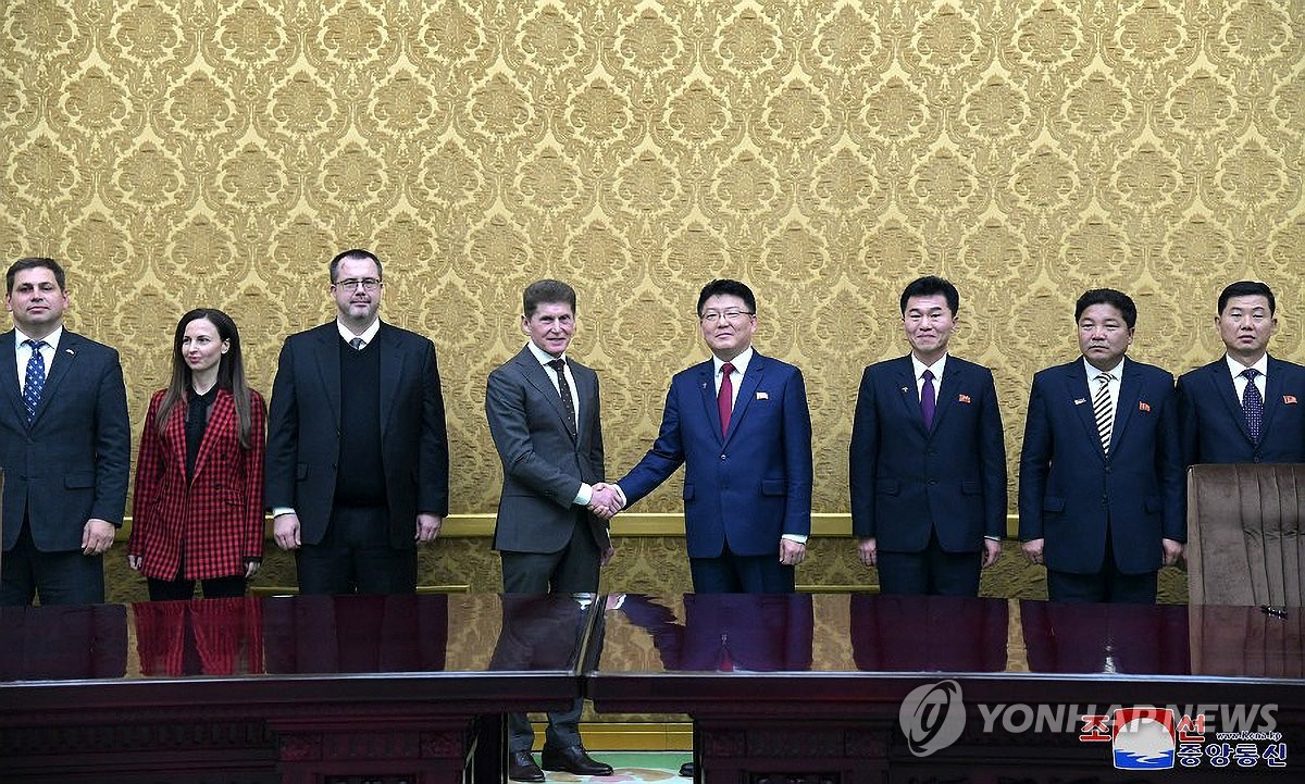 El Ministro de Relaciones Económicas Exteriores de Corea del Norte, Yun Jong-ho (cuarto desde la derecha), le da la mano a Oleg Kozhemyako, gobernador de la región rusa de Primorsky Krai, en el extremo oriental, durante sus conversaciones en el Salón de Asambleas Mansudae en Pyongyang el 12 de diciembre de 2023, en este foto publicada al día siguiente por la Agencia Central de Noticias Coreana oficial del Norte.  (Para uso únicamente en la República de Corea. Sin redistribución) (Yonhap)