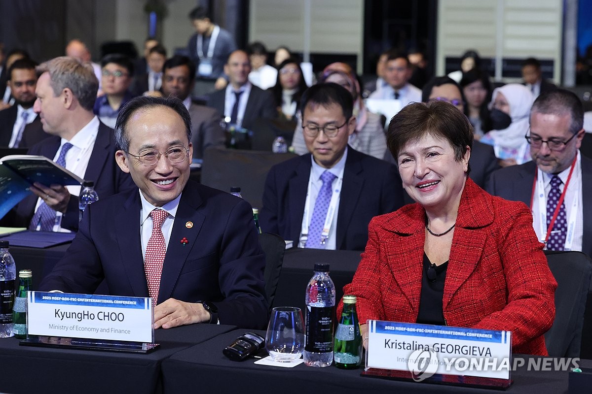 South Korean Finance Minister Choo Kyung-ho (L) sits with International Monetary Fund Managing Director Kristalina Georgieva at an international conference on digital money in Seoul, Dec. 14, 2023. (Yonhap)