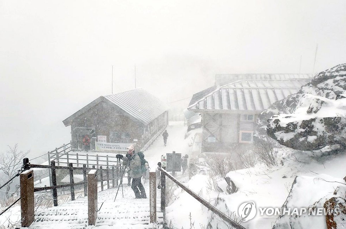 Esta foto, proporcionada por la oficina de Gyeongnam del Parque Nacional Monte Jiri el 16 de diciembre de 2023, muestra el refugio Jangteomok al que el acceso público está restringido debido a advertencias de fuertes nevadas.  (FOTO NO EN VENTA) (Yonhap)