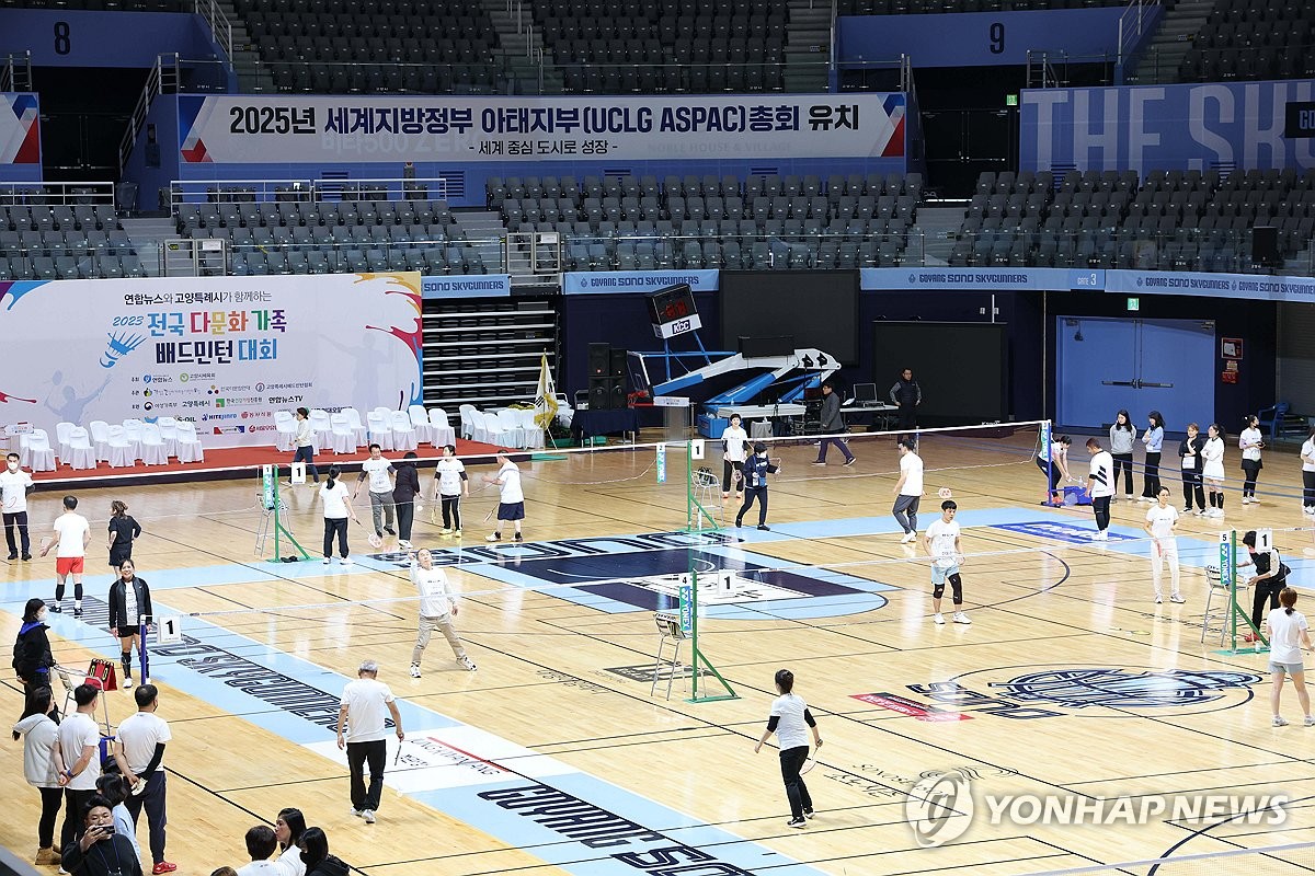 Esta foto, tomada el 16 de diciembre de 2023, muestra a los jugadores participando en el Torneo Nacional Multicultural Familiar de Bádminton 2023 en el Gimnasio Goyang en la ciudad de Goyang, justo al norte de Seúl.  (Yonhap)