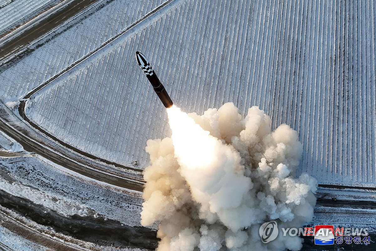 Esta fotografía de archivo, publicada por la Agencia Central de Noticias Coreana oficial de Corea del Norte el 19 de diciembre de 2023, muestra el disparo por parte de Corea del Norte de un misil balístico intercontinental Hwasong-18 de combustible sólido el día anterior.  (Para uso únicamente en la República de Corea. Sin redistribución) (Yonhap)